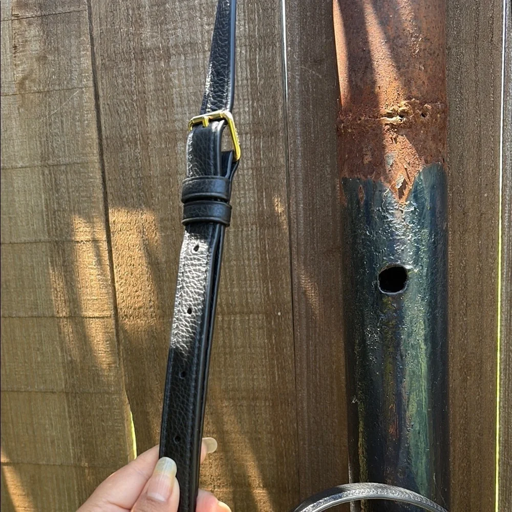 Limited Edición Disney Coach Crossbody Bag in Red and Black with Stylish Design - Picture 10 of 15